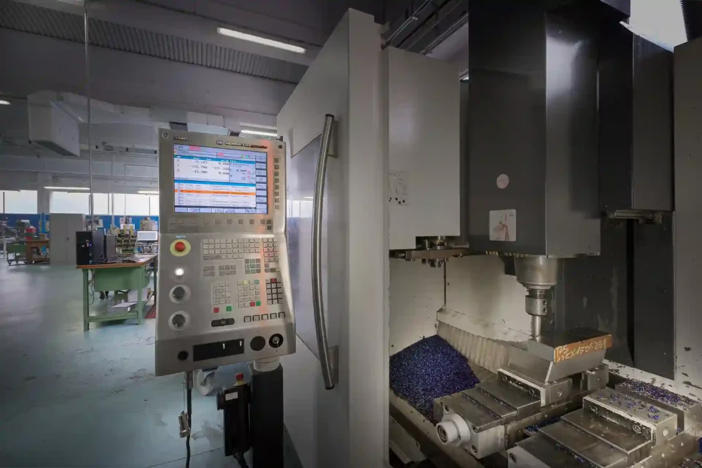 Macchina CNC MECWORK utilizzata per la produzione di componenti meccanici su disegno
