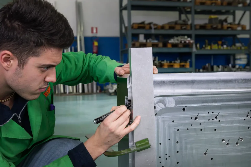 Tecnici MECWORK impegnati nella gestione delle lavorazioni e dell'assemblaggio di componenti meccanici