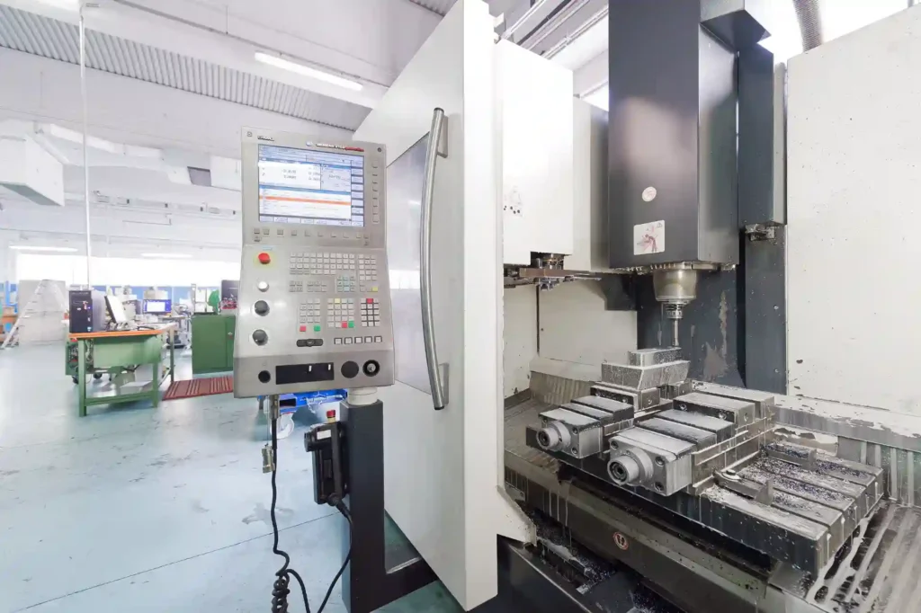 Centro di lavoro CNC MECWORK durante la fresatura di un componente meccanico di precisione