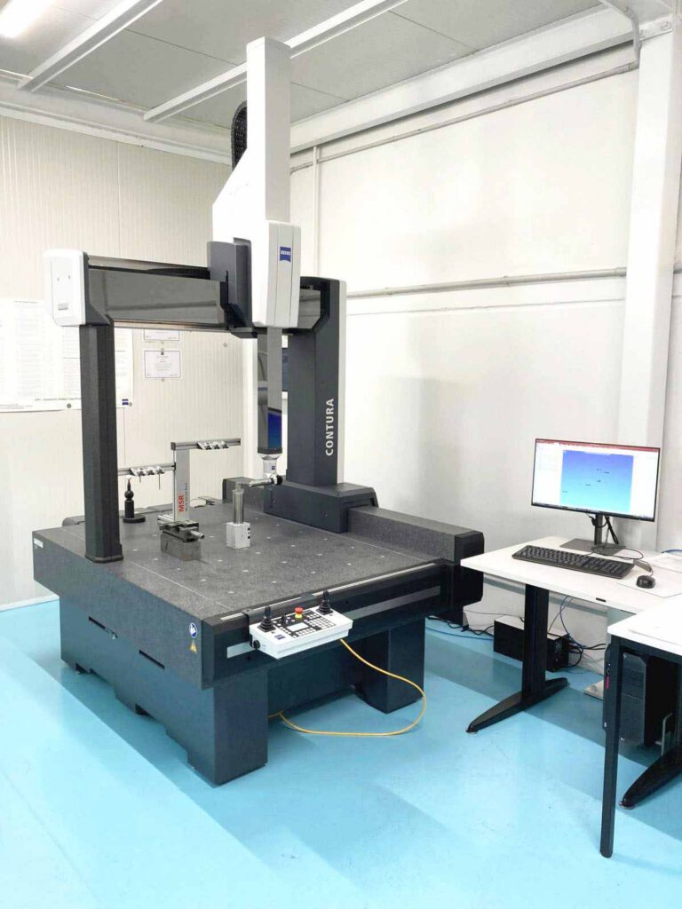 Macchina di misura tridimensionale Zeiss Contura utilizzata per controlli dimensionali, collaudi e verifiche geometriche di componenti meccanici di precisione